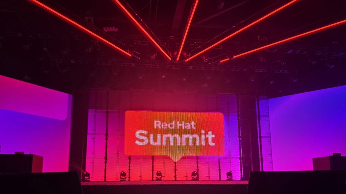 palco vuoto red hat summit 2026 hybrid ai