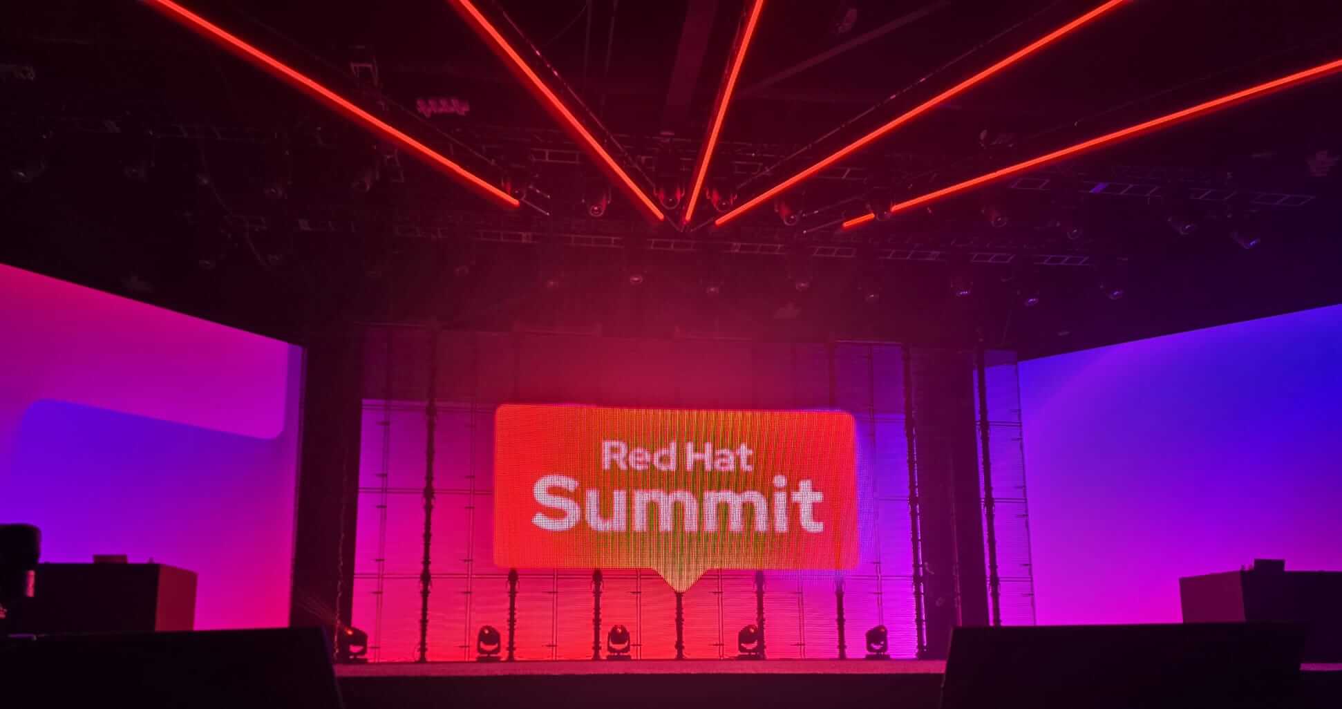 palco vuoto red hat summit 2026 hybrid ai